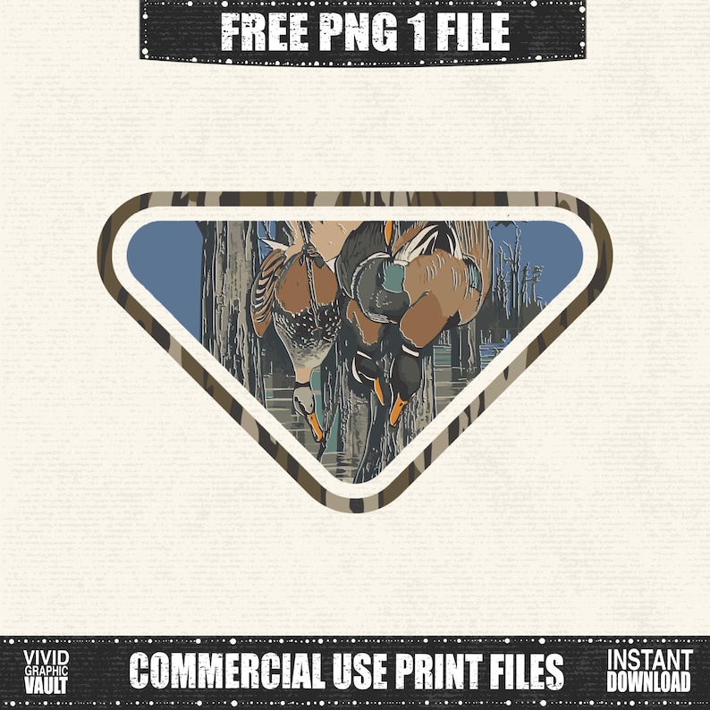 Op de afbeelding: Digitale illustratie van twee eenden in een driehoekig frame met een camouflage rand. De eenden zijn bruin, zwart en wit, tegen een blauw en grijze achtergrond. De afbeelding bevat de tekst "FREE PNG 1 FILE" en "COMMERCIAL USE PRINT FILES".
