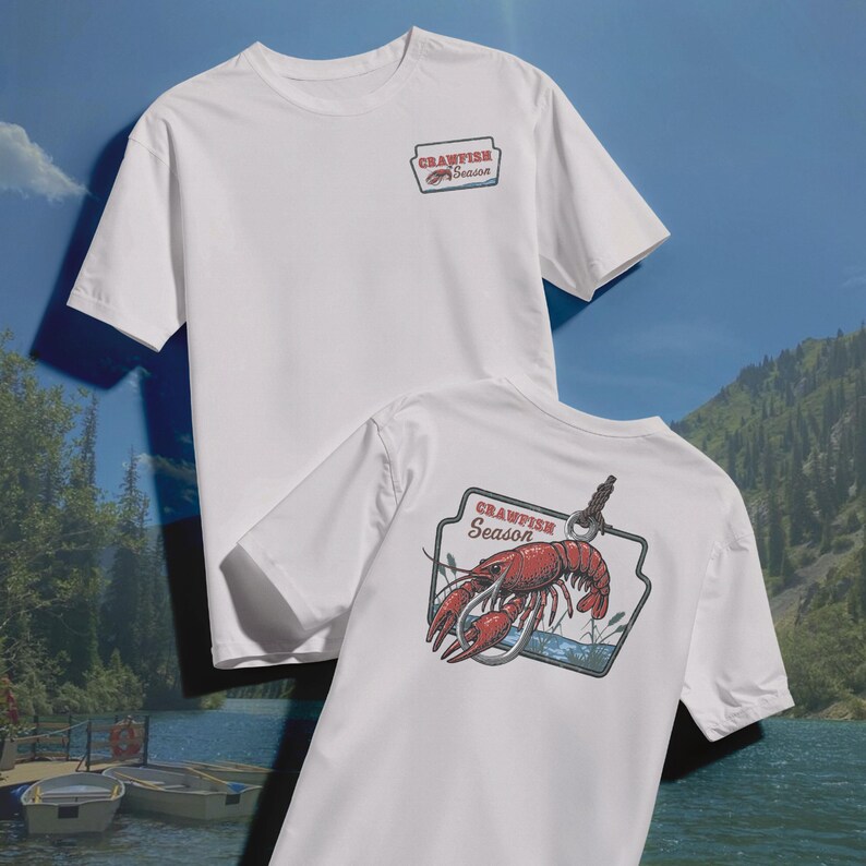 Pu&ograve; includere: Due magliette bianche. Una ha una piccola grafica rettangolare sul davanti con "Crawfish Season". L'altra ha una grafica pi&ugrave; grande sul retro con un gambero rosso, un amo e le parole "Crawfish Season".