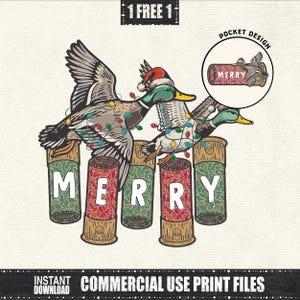 Op de afbeelding: Een grafisch ontwerp met drie eenden met kerstmutsen en kerstverlichting, vliegend boven het woord "MERRY" geschreven op hagelgeweerhulzen. Er wordt ook een kleiner zakontwerp getoond. De tekst "1 GRATIS 1" en "INSTANT DOWNLOAD COMMERCIAL USE PRINT FILES".