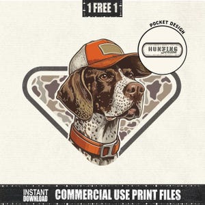 Puede incluir: Ilustración digital de un perro de caza con gorra y collar naranja y beige. El perro está sobre un fondo de camuflaje dentro de un rombo. Un diseño circular dice "Hunting Season". La imagen incluye el texto "1 FREE 1" y "COMMERCIAL USE PRINT FILES".