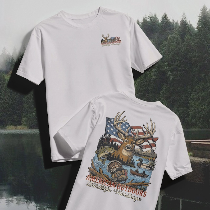 以下が含まれることがあります： 2つの白いTシャツ。1つのシャツには、胸に鹿とアメリカ国旗の小さなグラフィックがあります。もう1つのシャツの背面には、鹿、アメリカ国旗、魚、七面鳥、および「AMERICAN OUTDOORS Wildlife Heritage」というテキストが描かれた大きなグラフィックがあります。