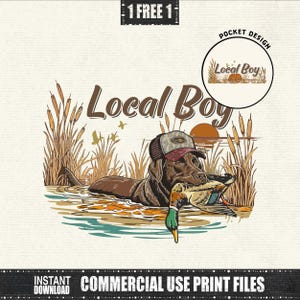 Könnte beinhalten: Illustration eines braunen Labrador Retrievers mit Mütze, der eine Ente im Maul hält und im Wasser schwimmt. Das Bild enthält den Text "Local Boy" und ein Taschen-Design mit dem gleichen Text. Der Hintergrund zeigt Schilf, einen Sonnenuntergang und Vögel.