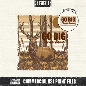 Pode incluir: Ilustração castanha de um veado com grandes chifres na relva, com árvores ao fundo. O texto "GO BIG or go home" é exibido. Um design circular diz "GO BIG Or go home" com as palavras "POCKET DESIGN" acima.