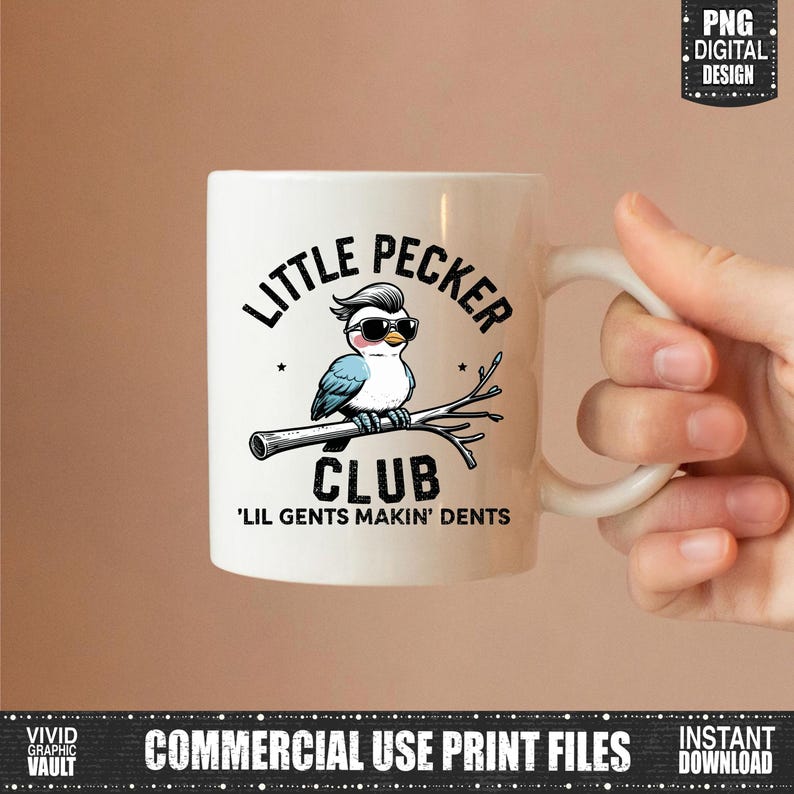 Puede incluir: Taza de cer&aacute;mica blanca con un p&aacute;jaro de dibujos animados con gafas de sol y el texto "LITTLE PECKER CLUB". El p&aacute;jaro est&aacute; posado en una rama. La taza tambi&eacute;n tiene el texto "'LIL GENTS MAKIN' DENTS".