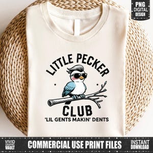 Puede incluir: Camiseta color crema con un p&aacute;jaro de dibujos animados con gafas de sol posado en una rama. El texto dice "LITTLE PECKER CLUB" encima de "'LIL GENTS MAKIN' DENTS". El dise&ntilde;o incluye estrellas y es apto para uso comercial.