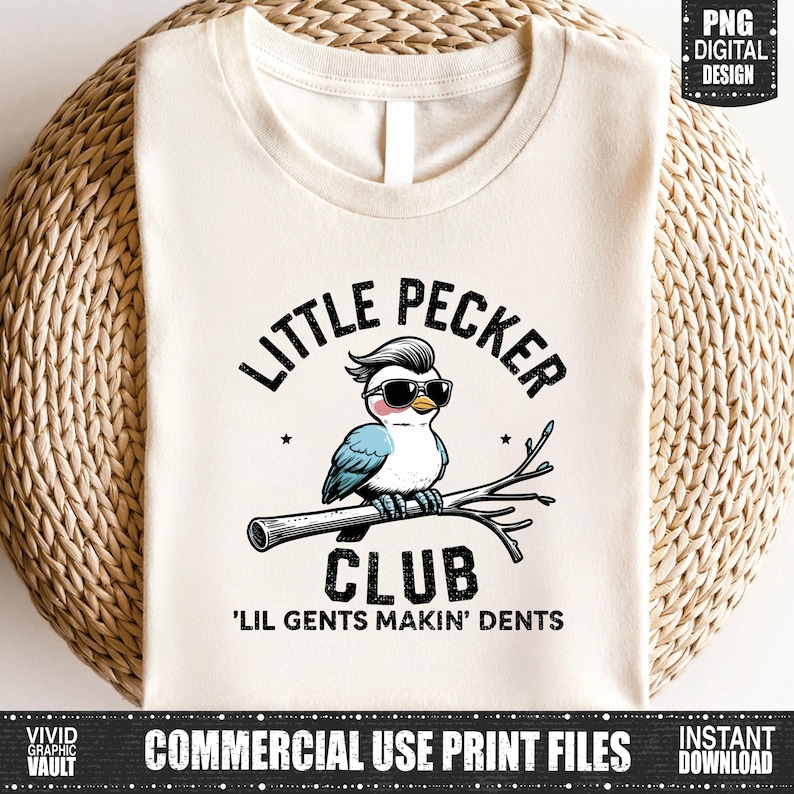 Puede incluir: Camiseta color crema con un p&aacute;jaro de dibujos animados con gafas de sol posado en una rama. El texto dice "LITTLE PECKER CLUB" encima de "'LIL GENTS MAKIN' DENTS". El dise&ntilde;o incluye estrellas y es apto para uso comercial.