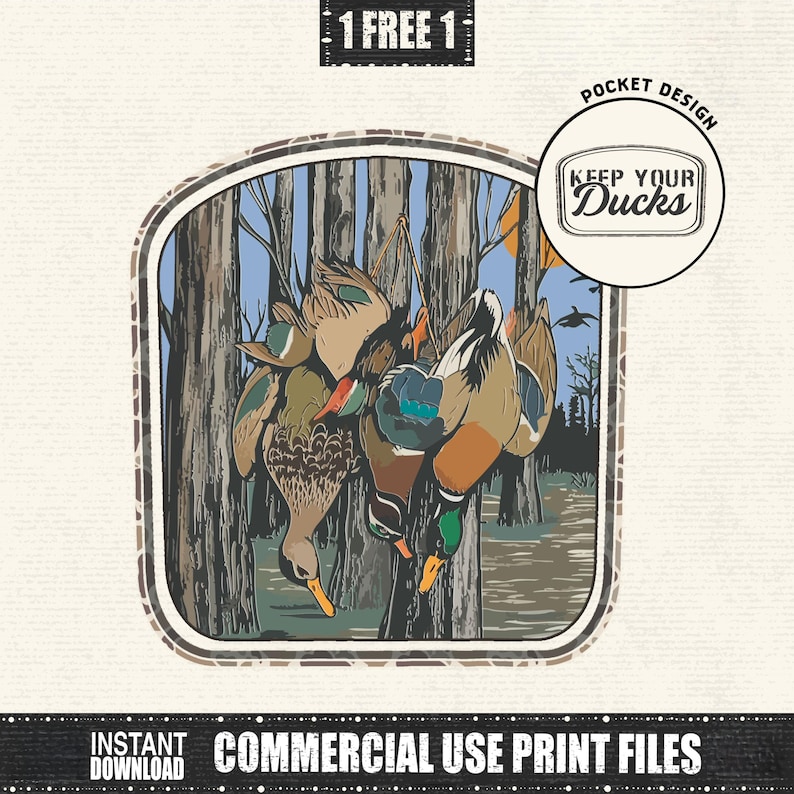 Op de afbeelding: Illustratie van eenden die aan een boom hangen, met een bosachtergrond. De afbeelding bevat de tekst "Keep Your Ducks" in een cirkelvormig ontwerp, en "1 FREE 1" en "COMMERCIAL USE PRINT FILES" in de randen. Het kleurenpalet omvat groen, bruin en blauw.