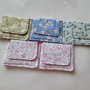 Tarjetero pequeño con diseño floral hecho a mano, tarjetero con margaritas, tarjetero de visita, tarjetero de tela, tarjetero pequeño para mujer.