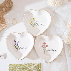 Personalised Birth Flower Ring Dish,Bridesmaid Gifts,Wedding Engagement Gift,Jewelry Dish for Friend,Birthday Gifts for Mom,Bridal Shower