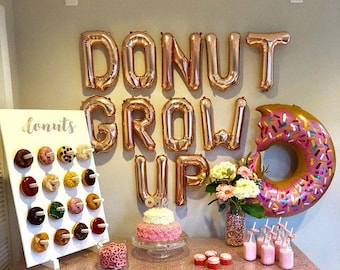 Banners de balões com letras DONUT GROW UP - Prata, Dourado, Azul, Rosa e Ouro Rosa - Cenário de parede perfeito para uma festa de aniversário com donuts