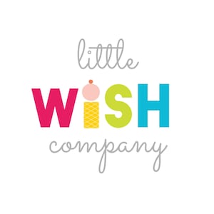 Puede incluir: Sobre un fondo blanco, se muestra el texto "little WISH company". La palabra "WISH" est&aacute; en rosa brillante, verde y azul. Un cono de helado reemplaza la letra "I". Las palabras "little" y "company" est&aacute;n en una fuente gris claro.