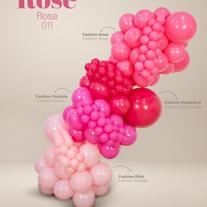 Puede incluir: Una taza de cer&aacute;mica blanca con un asa negra y el texto "But First, Coffee" en negro, con una fuente de estilo manuscrito. La taza est&aacute; sobre una superficie blanca.