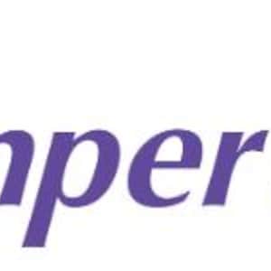 Puede incluir: Una taza de cer&aacute;mica blanca con asa negra y el texto "But First, Coffee" en negro, con una fuente de estilo manuscrito. La taza est&aacute; sobre una superficie blanca.