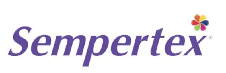 Puede incluir: Una taza de cer&aacute;mica blanca con asa negra y el texto "But First, Coffee" en negro, con una fuente de estilo manuscrito. La taza est&aacute; sobre una superficie blanca.