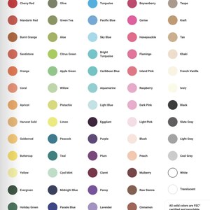 Puede incluir: Una carta de colores con una amplia gama de colores s&oacute;lidos, incluyendo Scarlet, Kelly Green, Fiesta Blue y Lilac. La carta tambi&eacute;n incluye nombres de colores como Brown, Taupe y Khaki. El texto indica que los colores est&aacute;n certificados FSC y son reciclables.