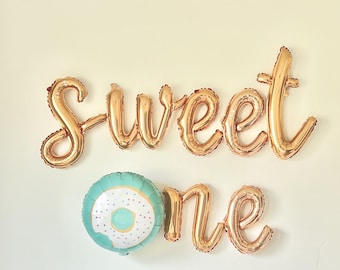 Banners de balões com uma letra doce + balão de donut azul - prata, ouro e ouro rosa - cenário de parede perfeito para uma festa de aniversário de donut doce