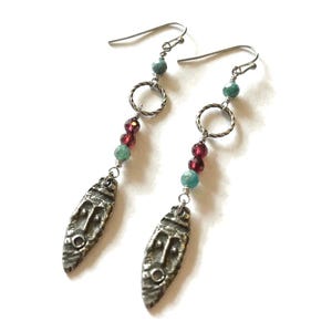 Face dangle earrings with garnet and apatite stones