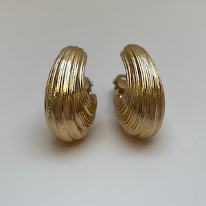 Butler Fifth Avenue Collection Gold XOs Clip-on Earrings, 1980s Butler Earrings image 1