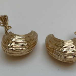 Butler Fifth Avenue Collection Gold XOs Clip-on Earrings, 1980s Butler Earrings image 3