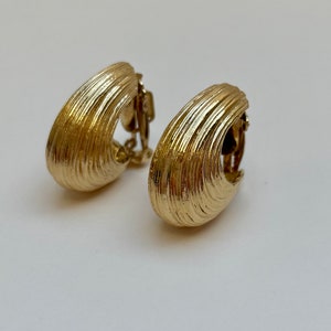 Butler Fifth Avenue Collection Gold XOs Clip-on Earrings, 1980s Butler Earrings image 2