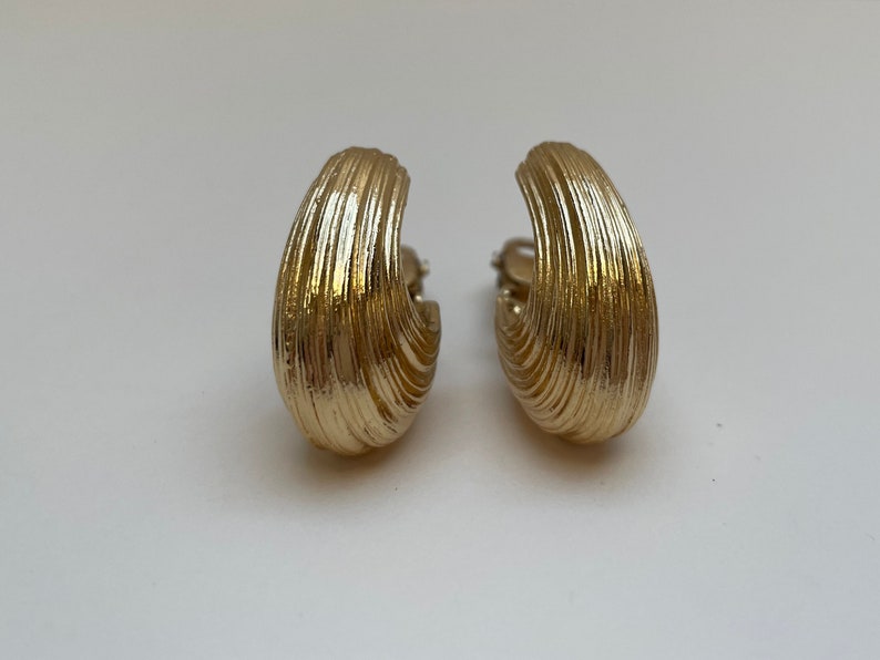 Butler Fifth Avenue Collection Gold XOs Clip-on Earrings, 1980s Butler Earrings image 1