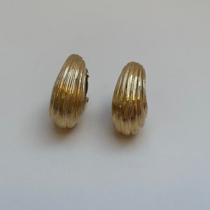 Butler Fifth Avenue Collection Gold XOs Clip-on Earrings, 1980s Butler Earrings image 6