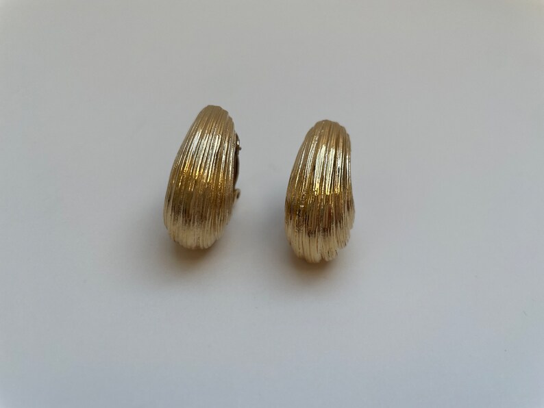 Butler Fifth Avenue Collection Gold XOs Clip-on Earrings, 1980s Butler Earrings image 6