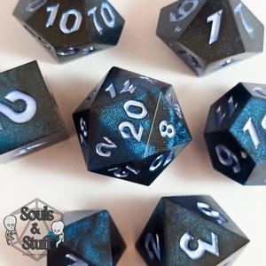 Né du Vide • Jeu de dés RPG artisanaux • Accessoires de jeu sur table • Dés tranchants • Résine polyédrique • D4 D6 D8 D10 D12 D20 D100