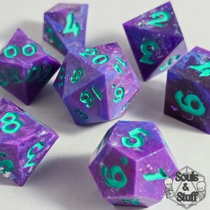 Cuddlecurse • Jeu de dés RPG artisanaux • Accessoires de jeu sur table • Dés tranchants • Résine polyédrique • D4 D6 D8 D10 D12 D20 D100