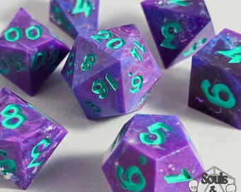 Cuddlecurse • Handgjorda RPG-tärningar • Bordsspelstillbehör • Tärningar med skarp kant • Polyedriskt harts • D4 D6 D8 D10 D12 D20 D100