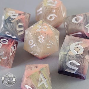 Lucid Bloom • Jeu de dés RPG artisanaux • Accessoires de jeu sur table • Dés tranchants • Résine polyédrique • D4 D6 D8 D10 D12 D20 D100