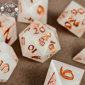 Silence doré • Jeu de dés RPG artisanaux • Accessoires de jeu sur table • Dés tranchants • Résine polyédrique • D4 D6 D8 D10 D12 D20 D100