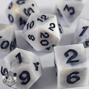 Oracle en marbre • Jeu de dés RPG artisanaux • Accessoires de jeu sur table • Dés tranchants • Résine polyédrique • D4 D6 D8 D10 D12 D20 D100