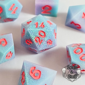 Bruine néon • Jeu de dés RPG artisanaux • Accessoires de jeu sur table • Dés tranchants • Résine polyédrique • D4 D6 D8 D10 D12 D20 D100