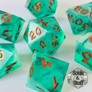 Aqua Régia • Jeu de dés RPG artisanaux • Accessoires de jeu sur table • Dés tranchants • Résine polyédrique • D4 D6 D8 D10 D12 D20 D100