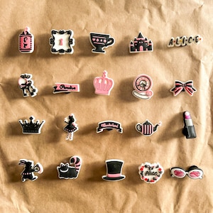 Adornos para zapatos de Alicia en el País de las Maravillas - Adorables adornos para zuecos - Insignia con broche para zuecos - Adornos hechos a mano, ideales como regalo para niños - Regalo de cumpleaños