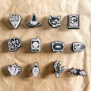 Adornos para zapatos de bruja del bosque morado - Adorables adornos para zuecos - Insignia con adorno para zuecos - Adornos hechos a mano, ideal como regalo para niños - Regalo de cumpleaños