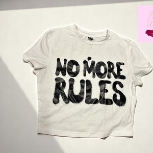 Camiseta corta para mujer con estampado "No More Rules", cuello redondo, manga corta, moda urbana de verano, tops casuales para mujer