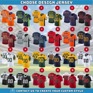 Puede incluir: Una selecci&oacute;n de 24 camisetas de f&uacute;tbol americano personalizables, cada una con un esquema de color y dise&ntilde;o &uacute;nicos. Las camisetas muestran el texto "YOUR NAME" y el n&uacute;mero "00". La imagen incluye el texto "CHOOSE DESIGN JERSEY" y "CONTACT US TO CREATE YOUR CUSTOM STYLE".