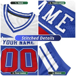 Puede incluir: Primer plano de una camiseta deportiva blanca y azul con detalles cosidos. La camiseta presenta un cuello en V, rayas azules y blancas y el n&uacute;mero "00" en rojo. El texto "YOUR NAME" es visible encima del n&uacute;mero.