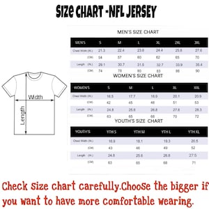 Puede incluir: Una tabla de tallas para camisetas de la NFL, con medidas en pulgadas y cent&iacute;metros. La tabla incluye tallas para hombres, mujeres y j&oacute;venes, detallando el ancho del pecho y la longitud. El texto en la parte inferior aconseja elegir una talla m&aacute;s grande para mayor comodidad.