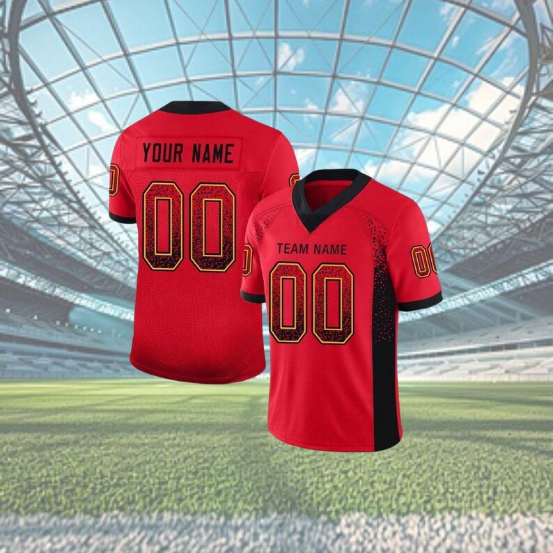 Puede incluir: Dos camisetas de f&uacute;tbol americano rojas con detalles negros. Una camiseta muestra "YOUR NAME" y el n&uacute;mero "00" en dorado. La otra camiseta muestra "TEAM NAME" y el n&uacute;mero "00". Ambas camisetas tienen cuellos y mangas negros.