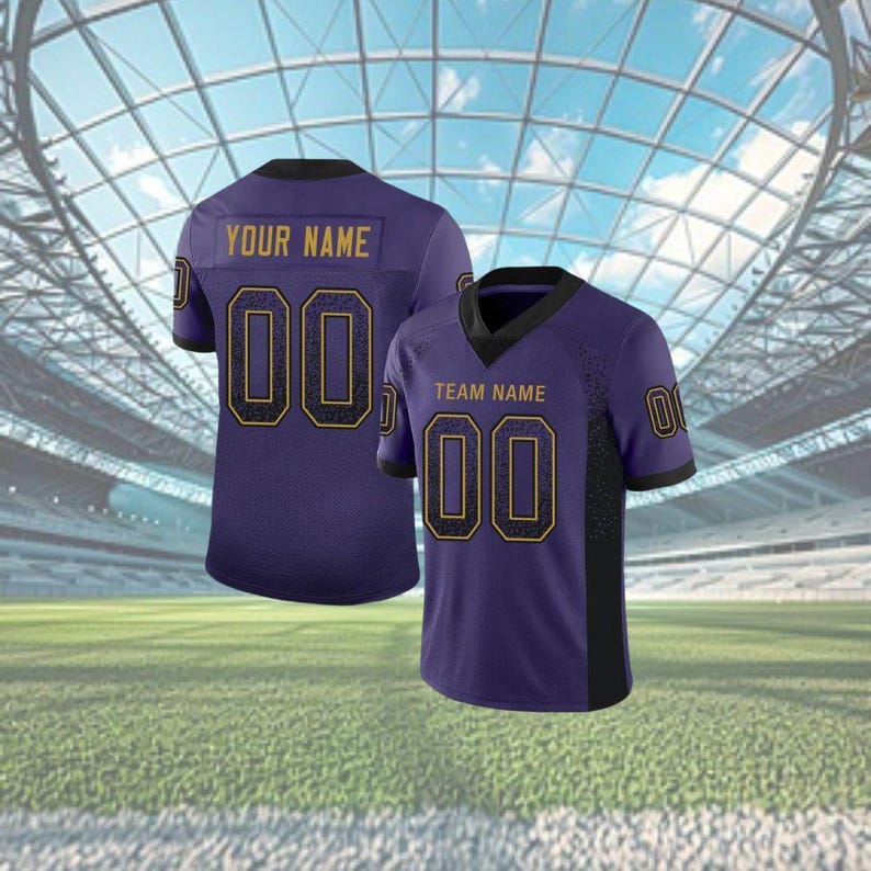 Puede incluir: Dos camisetas de f&uacute;tbol moradas con letras y n&uacute;meros dorados. Una camiseta dice "YOUR NAME" y la otra "TEAM NAME". Ambas camisetas tienen el n&uacute;mero "00" en la parte delantera y trasera. Las camisetas tienen detalles en negro y se muestran en un campo verde.