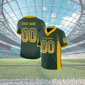 Puede incluir: Dos camisetas de f&uacute;tbol verde oscuro con detalles dorados. Una camiseta muestra "YOUR NAME" y el n&uacute;mero "00" en la espalda. La otra camiseta muestra "TEAM NAME" y el n&uacute;mero "00" en la parte delantera. Ambas camisetas tienen ribetes dorados.