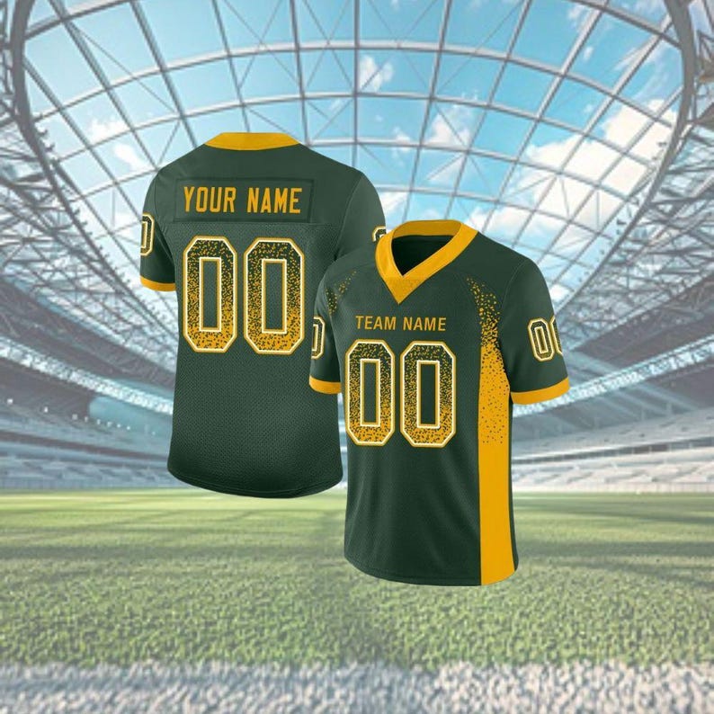 Puede incluir: Dos camisetas de f&uacute;tbol verde oscuro con detalles dorados. Una camiseta muestra "YOUR NAME" y el n&uacute;mero "00" en la espalda. La otra camiseta muestra "TEAM NAME" y el n&uacute;mero "00" en la parte delantera. Ambas camisetas tienen ribetes dorados.