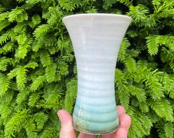 Handgemachte Steingut Vase | Grün glasierte Blumenvase aus Keramik