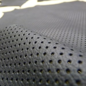 TOP kwaliteit Automotive zwart geperforeerd echt Italiaans rundleer stuk 12 cm x 110 cm