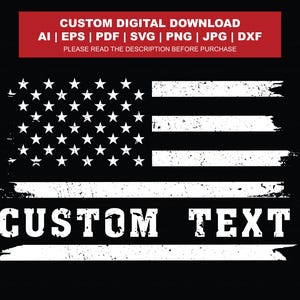 Può includere: Un design a bandiera americana invecchiata in bianco su sfondo nero. La bandiera include stelle e strisce, con il testo "CUSTOM TEXT" in basso. Il banner superiore recita "CUSTOM DIGITAL DOWNLOAD" con opzioni di tipo di file.