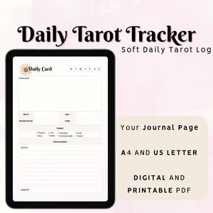 Könnte beinhalten: Ein digitaler Daily Tarot Tracker auf einem Tablet. Der Bildschirm zeigt ein Tarotkarten-Logbuch mit Abschnitten für die gezogene Karte, die Mondphase, das Thema und die Interpretation. Der Text enthält "Daily Tarot Tracker" und "Your Journal Page."