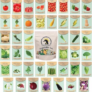 Op de afbeelding: Een verzameling van vijfenveertig individuele zaadzakjes gerangschikt in een raster, met diverse groenten zoals tomaten, paprika's, wortelen en pompoen, rondom een centraal beige zakje met het label Freedom Farms Vegetable Set en een eendenlogo.